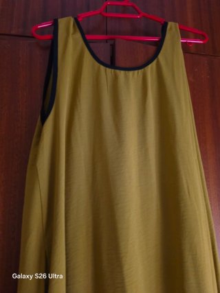 Vestido fluido mostaza y negro