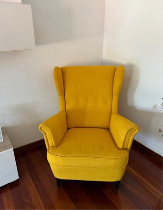 Butaca amarilla estilo clásico Ikea