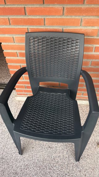 Silla de plástico negra