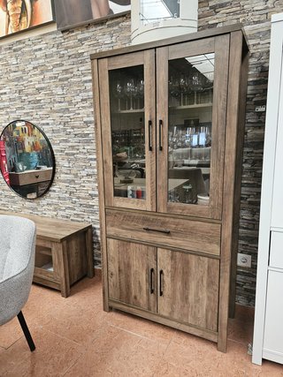 Vitrina de madera y puertas de cristal