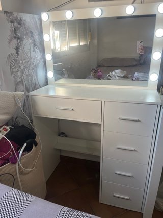 Tocador blanco con espejo y luces LED