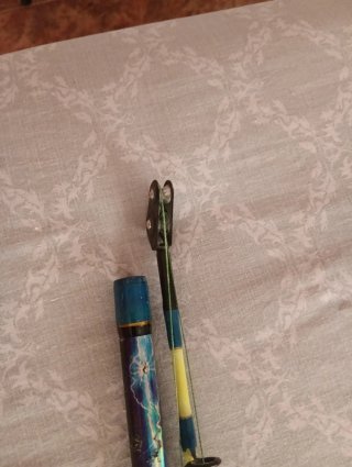 Caña de pescar con carrete y señuelo