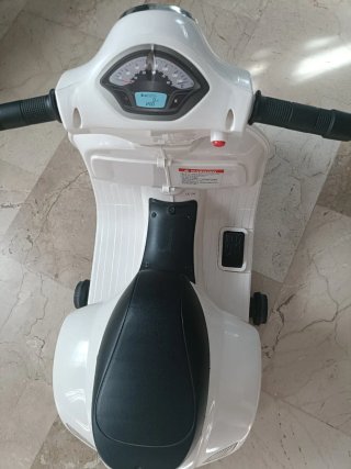 Vespa infantil blanca