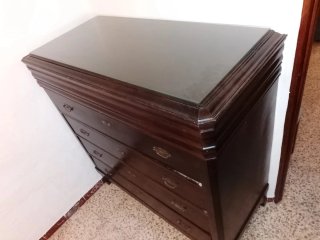Cómoda de madera noble restaurada