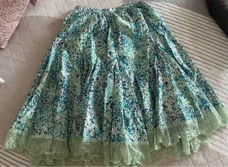 Falda midi floral encaje