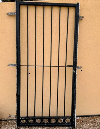 Puerta de seguridad de hierro con reja.Exterior