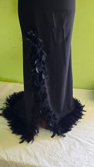 Vestido fiesta hecho a mano. Plumas naturales.
