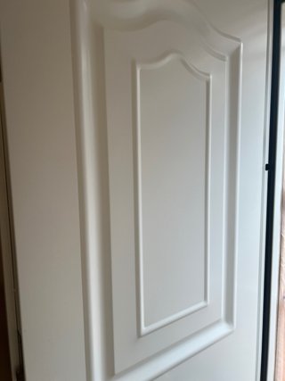 Puerta de entrada blanca a estrenar