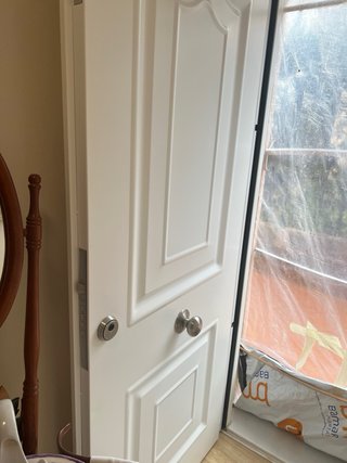 Puerta de entrada blanca a estrenar