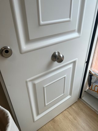 Puerta de entrada blanca a estrenar