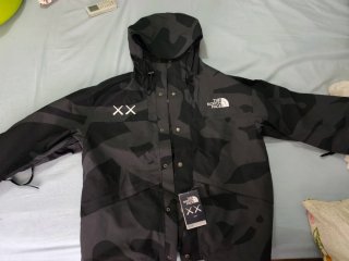 Chaqueta Kaws x The North Face Retro 1986