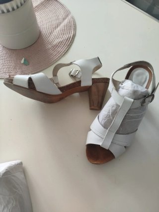 Sandalias de piel blancas.