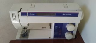 Máquina de coser con mueble Husqvarna 230