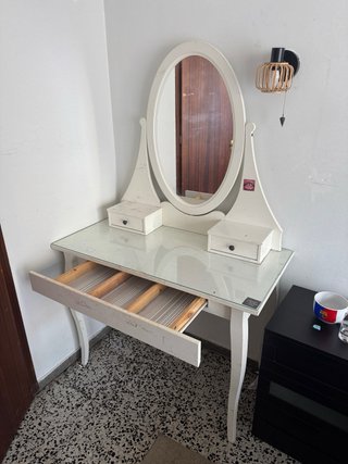 Tocador blanco con espejo y cajones