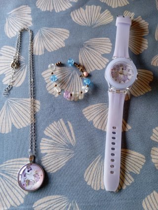 Conjunto infantil: reloj, collar y pulsera