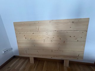 Cabecero de madera y mesita de noche