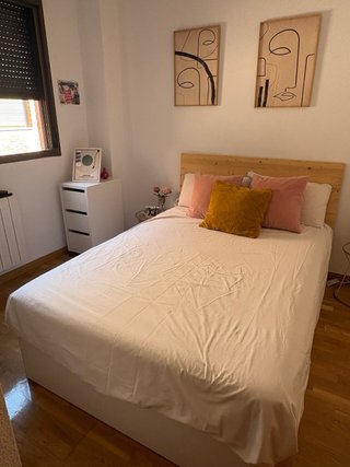 Cabecero de madera y mesita de noche
