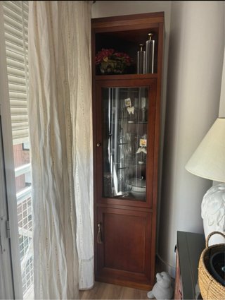 Vitrina de madera con cristal