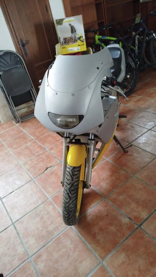Yamaha TZR 50 gris y amarillo