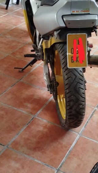 Yamaha TZR 50 gris y amarillo