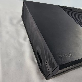 Xbox One nera console e alimentatore