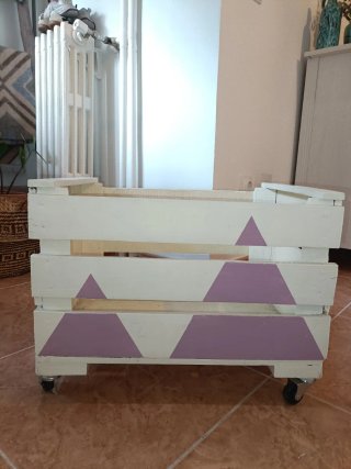 Caja de madera con ruedas
