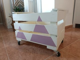Caja de madera con ruedas