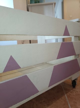 Caja de madera con ruedas