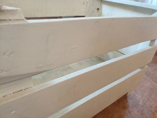 Caja de madera con ruedas
