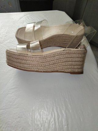 Sandalias Bershka cuña transparente beige