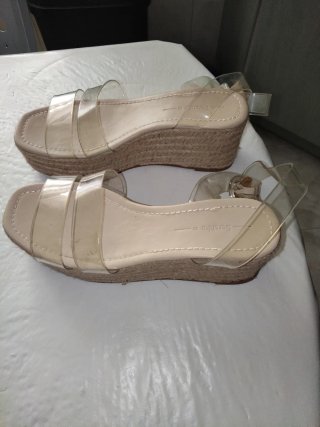 Sandalias Bershka cuña transparente beige