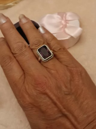 Elegante anillo con un diseño rectangular y piedra