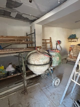 Hormigonera y herramientas construcción