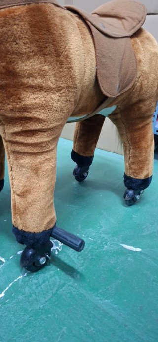Caballito de peluche con ruedas