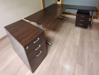 Mesa de oficina L con cajonera y archivador