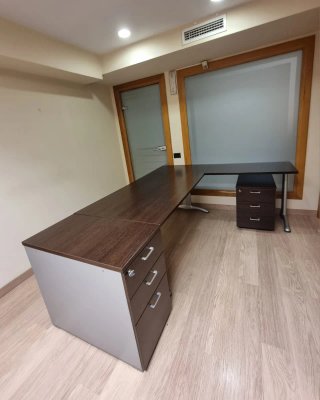 Mesa de oficina L con cajonera y archivador