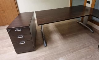 Mesa de oficina L con cajonera y archivador