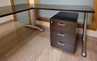 Mesa de oficina L con cajonera y archivador