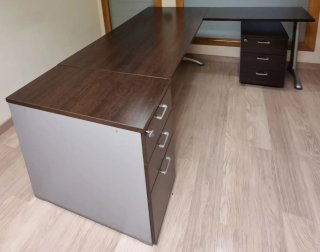 Mesa de oficina L con cajonera y archivador