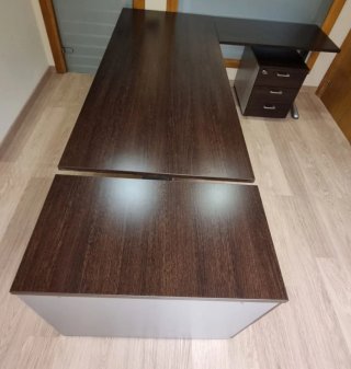 Mesa de oficina L con cajonera y archivador