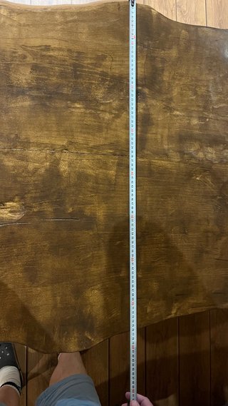 Mesa de madera maciza artesanal con patas de metal
