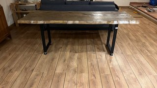 Mesa de madera maciza artesanal con patas de metal