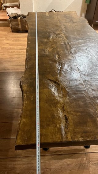 Mesa de madera maciza artesanal con patas de metal