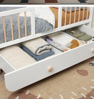 Cuna blanca con cajón y barrotes de madera