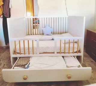 Cuna blanca con cajón y barrotes de madera
