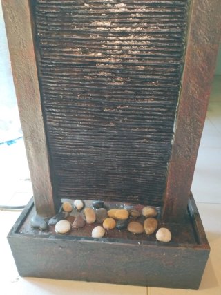 Fuente de agua y luz interior