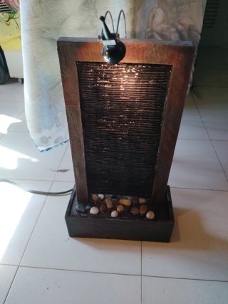 Fuente de agua y luz interior