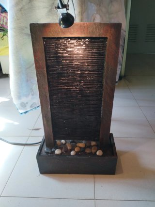 Fuente de agua y luz interior