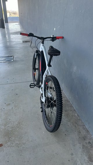 Bicicleta Eléctrica rockraider st100 blanca y roja