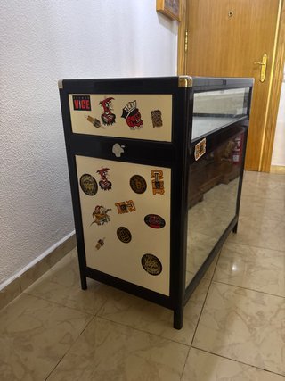 Vitrina expositora con espejo